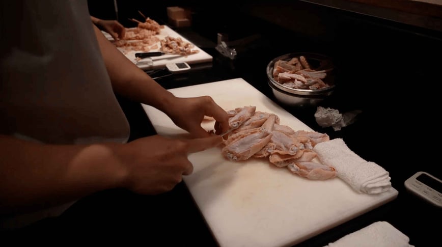 焼き鳥の串差しをするコアさん