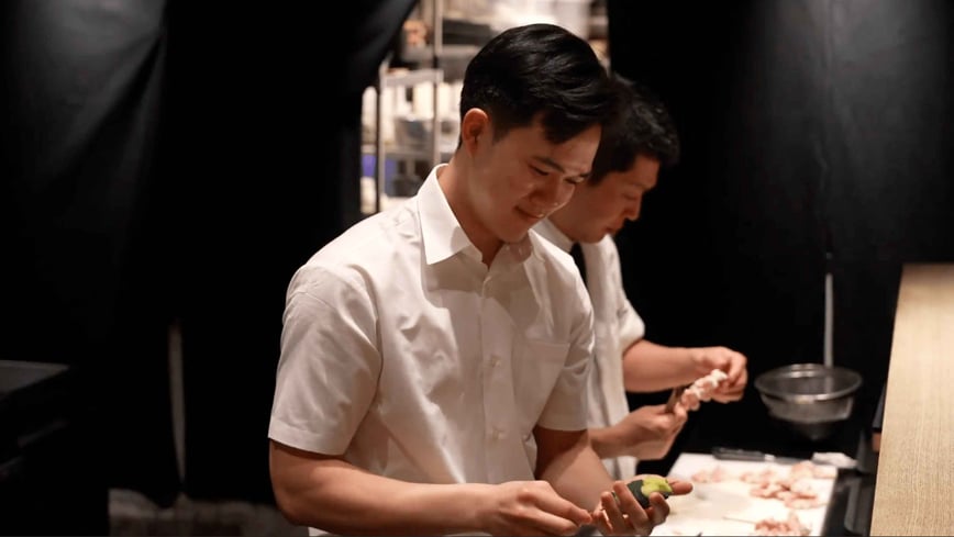 お店で人気のブロッコリー串を仕込むコアさん