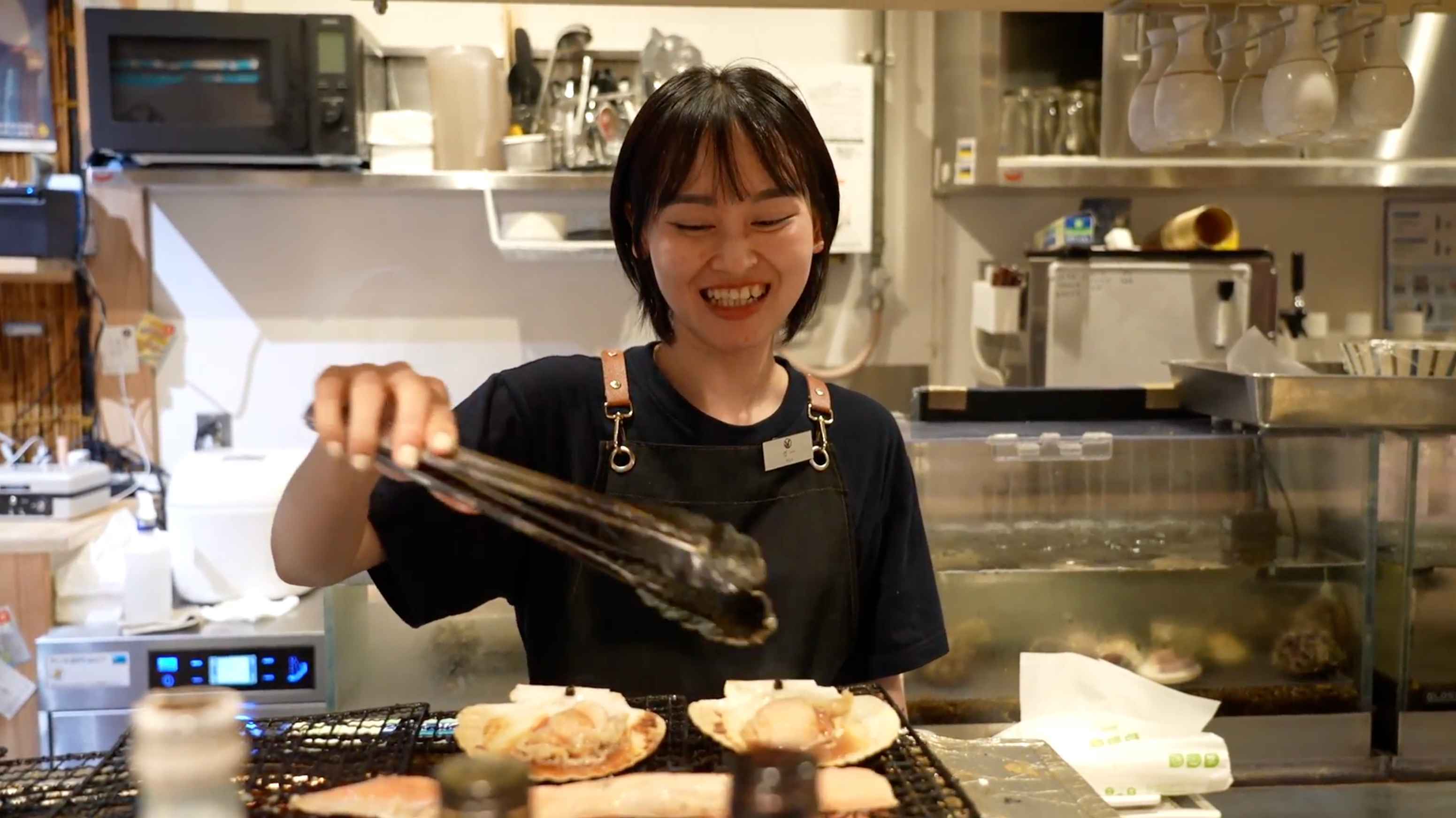 浜焼きを作るガーさんの写真