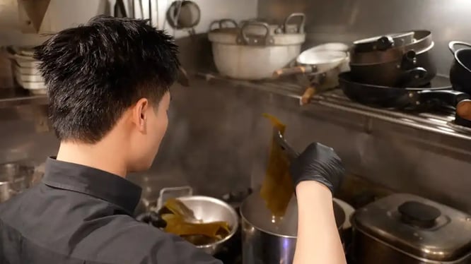 お店のすべての料理の味を決める重要な出汁をとる様子の写真