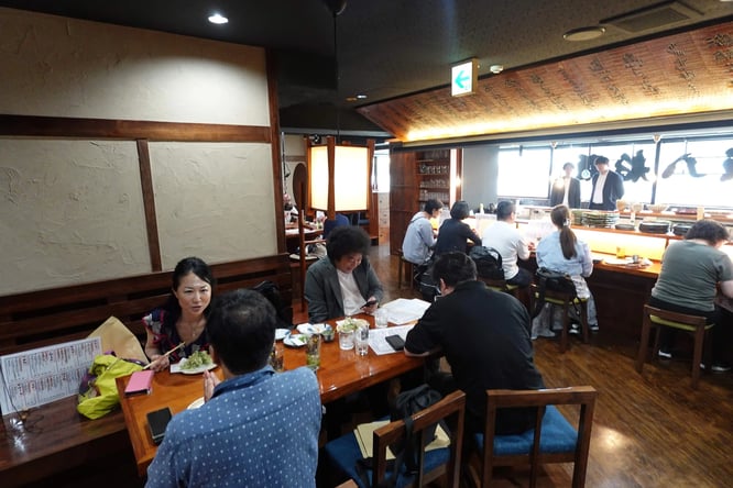 これまで居抜きで出店してきたが、今回の新店では店舗デザインから調度品に至るまで「 八丈島」を深掘りしている店内の写真