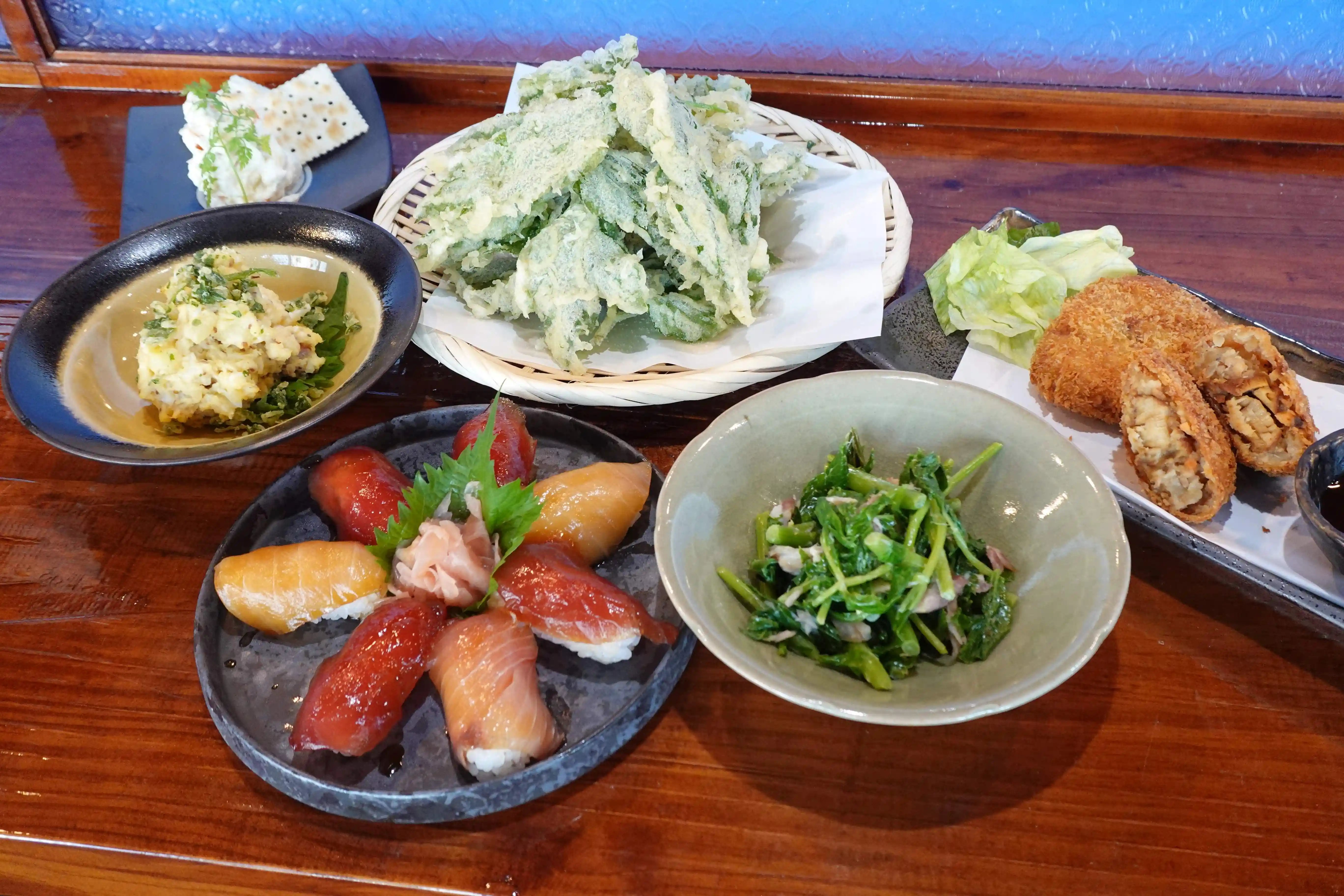 いわゆる居酒屋メニューの品目をすべて八丈島の食材や調理方法でラインアップしている料理写真