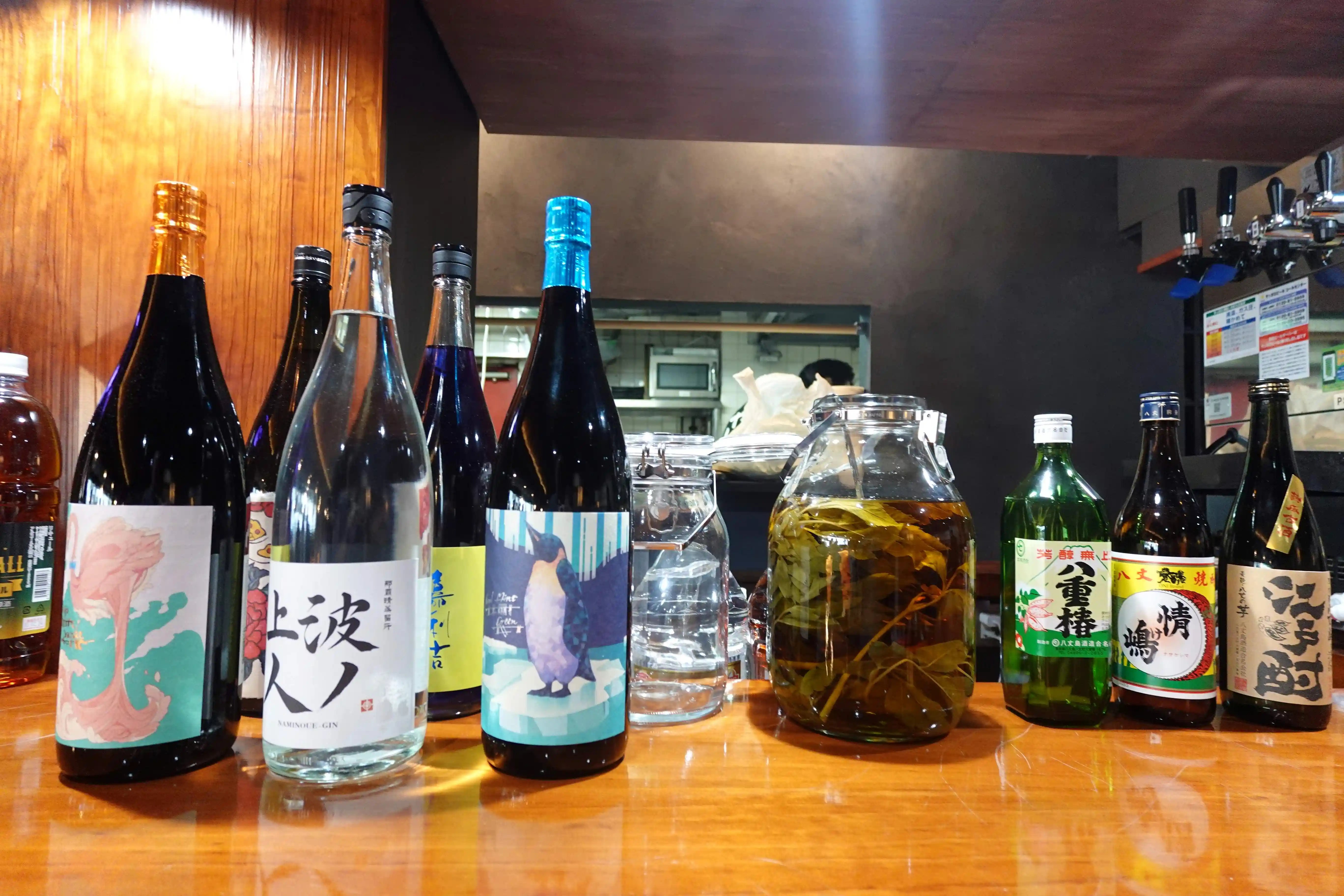 八丈島のメーカーから直接仕入れたという酒類の写真