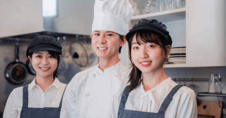 並んでいる店員さん