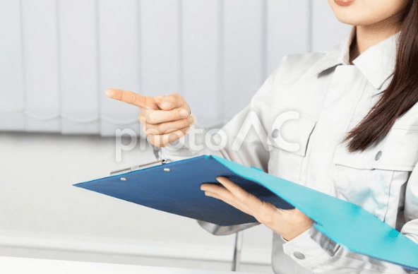 点検をする女性