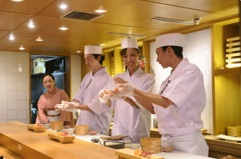 寿司を握る様子