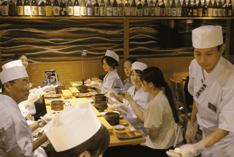 寿司を握る体験をする様子