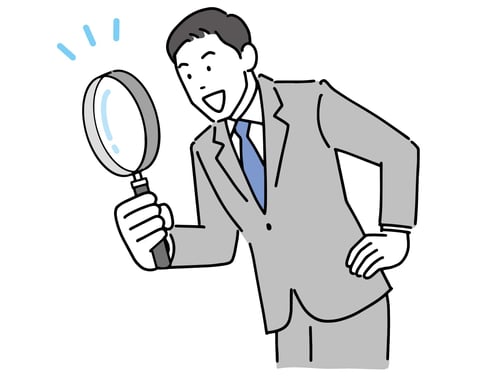 虫眼鏡で何かを覗く男性