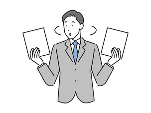 書面を見てる男性