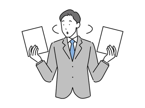 書面を見てる男性