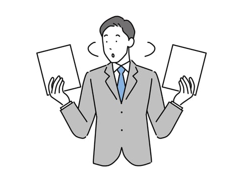 書面を見てる男性