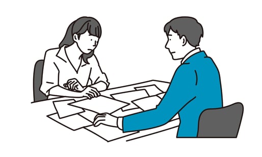 資料を読む男女