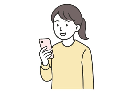 スマホを見る女性