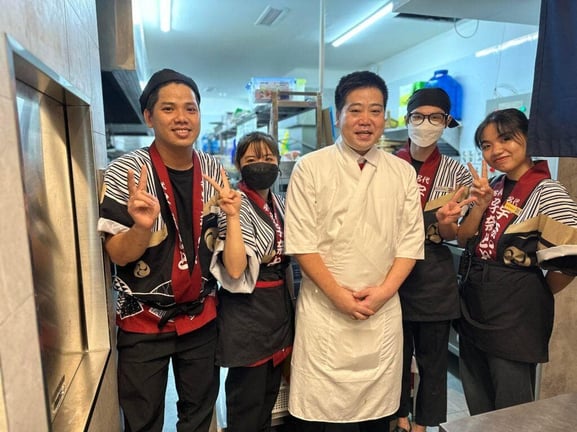 現地スタッフとも交流を深める