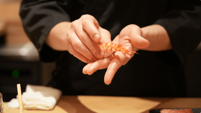 寿司を握る様子