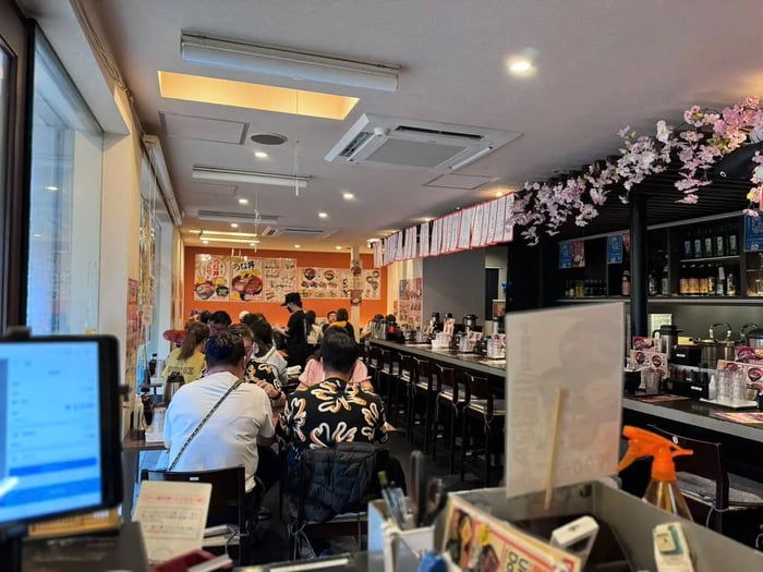 restaurant-counter-crowded