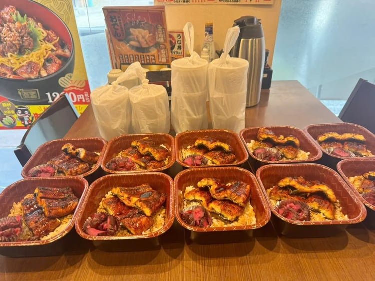 unadon-serving-table