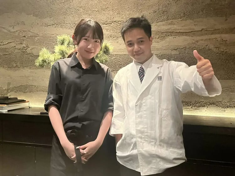 uniform-smile-thumbup