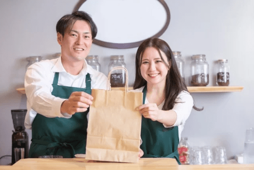 男性店員と女性店員