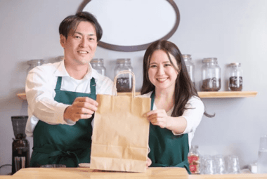 店員さんが商品を渡してくれている様子