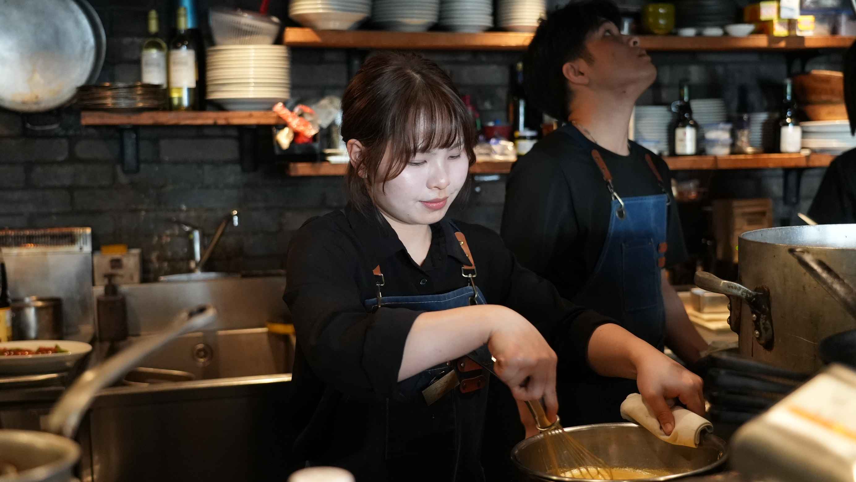 卵をかき混ぜている様子のフンさんの写真