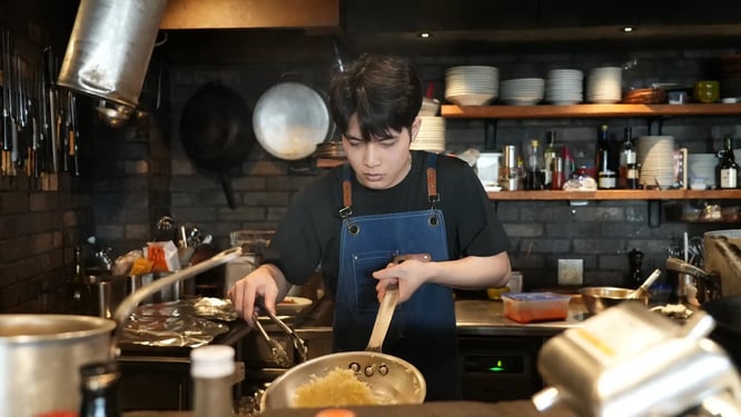 厨房に立ってテキパキと調理をするヴさんの写真