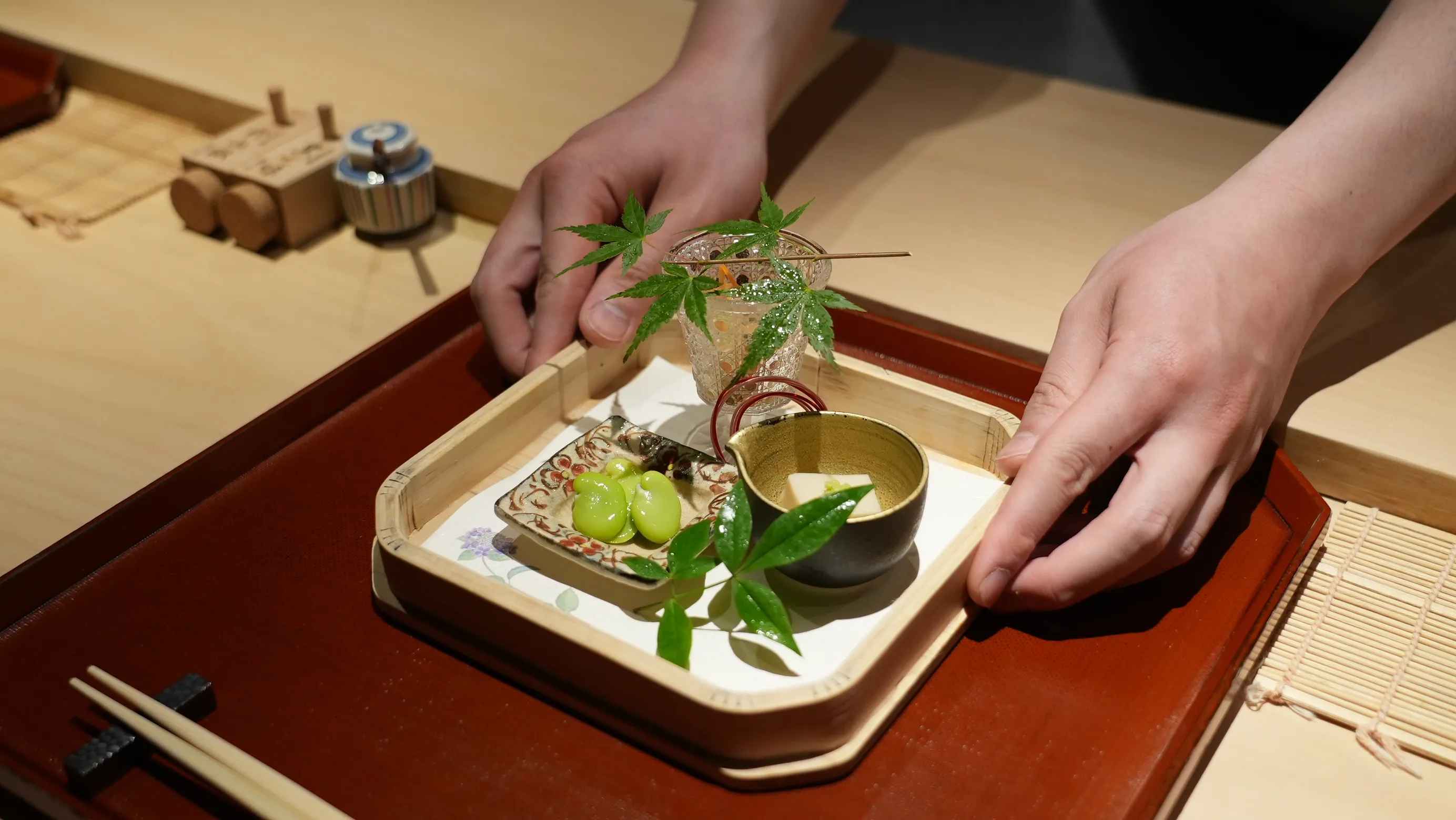 チョウさんが作った八寸をお客様にご提供する様子の写真