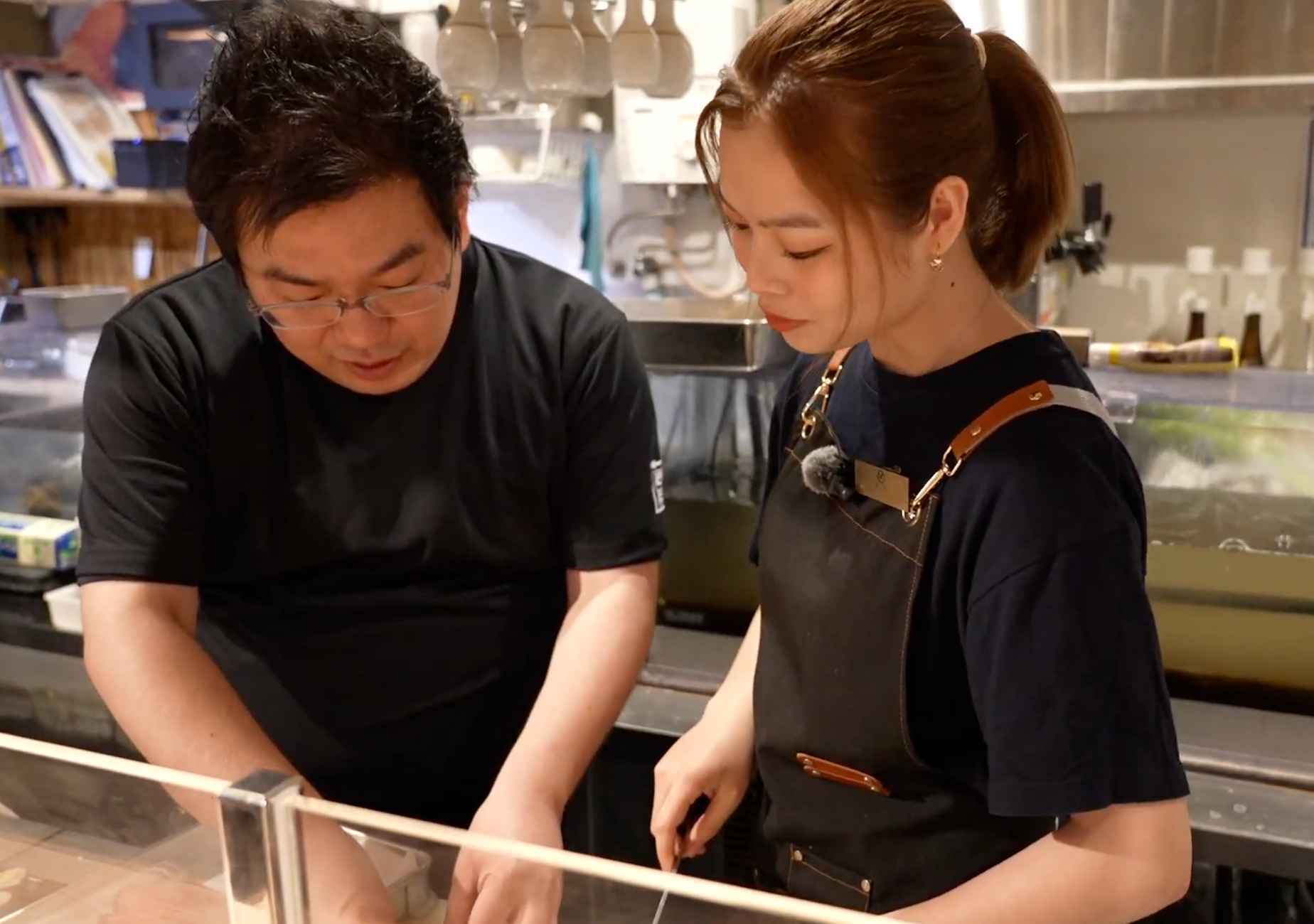 浜焼き真鶴の新メニュー開発に取り組む真剣な表情のタオさんの写真