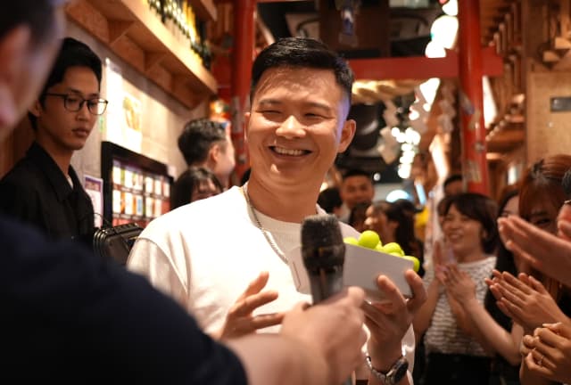 丑の日の売り上げランキングで上野店が1位になり、表彰されるフン店長の写真