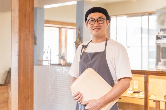 おぼんを持っている男の人