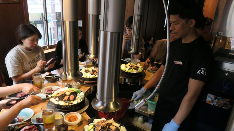 店内食事風景