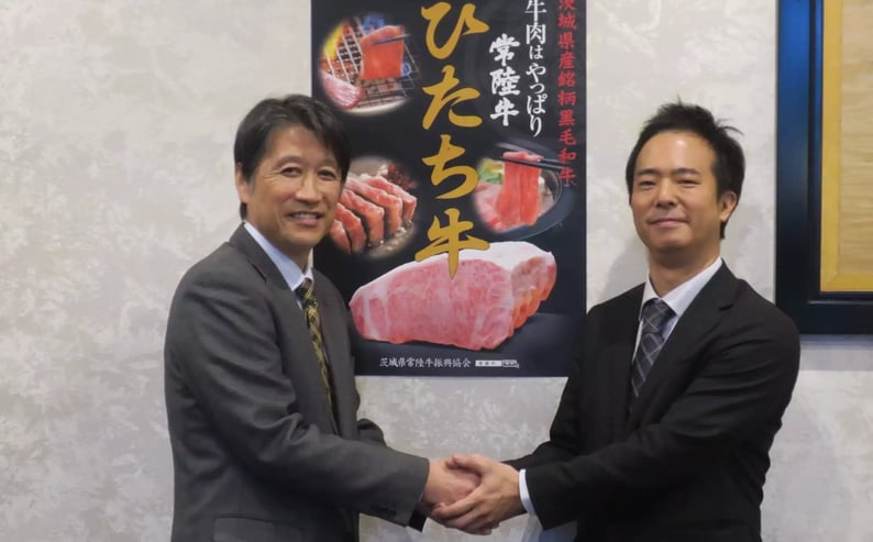 茨城県営業戦略部長の鴨川修氏と茨城県産の食材をアピール